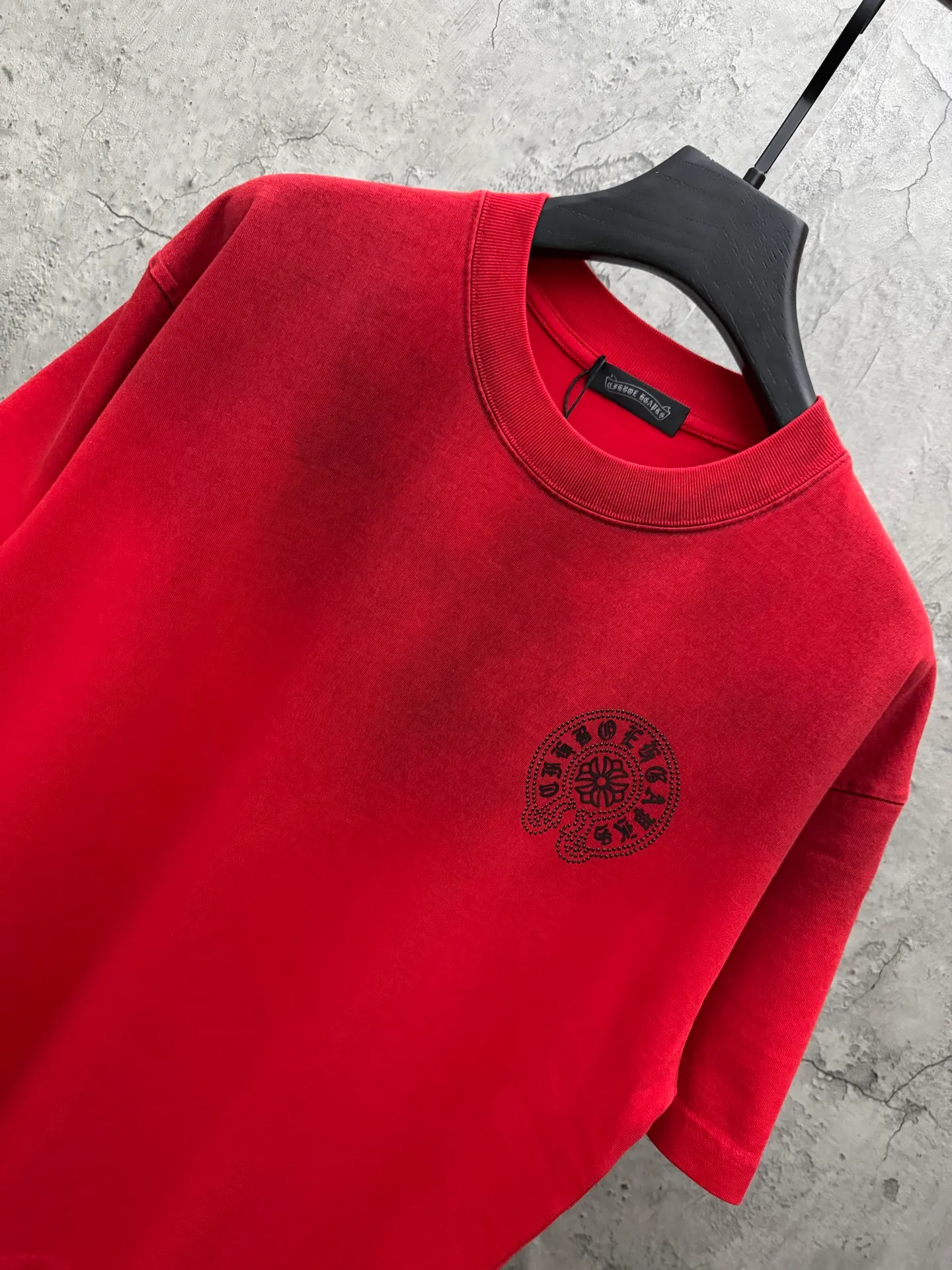 P210 top version, real shot without P, ​​different from market currency) 𝗖𝗵𝗿𝗼𝗺𝗲 𝗛𝗲𝗮𝗿𝘁𝘀/Croxin 2026 Spring New Original Single Counter American Washed Ding Lettering Film Embroidered Couple Short Sleeves 👑The highest version! Customized fabric 320 grams, washed and fried, spray horse slip craft, best-selling model at the counter, very comfortable to wear. Accessories: original molded and authenticated collar label ➕ 100% silk wash label. Genuine purchase-grade original hangtag➕matching hanging rope➕3D hanging beads➕original packaging bag. Craftsmanship: The original version has consistent wiring! The highest version of the armhole matching technique! Color: Red Black Size: M L XL 2XL Style No.: 2062